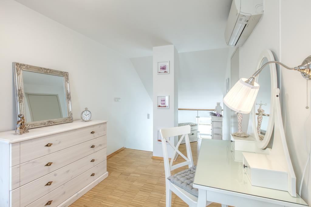 Modern Apartment Charvatova Prague Ngoại thất bức ảnh